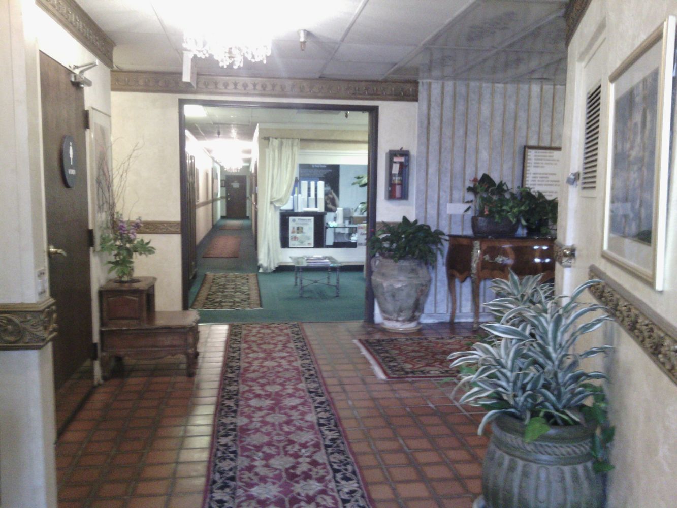 SMART LAYOUT, SEVERAL USES. 3 ROOM OFFICE, STYLISH. WELCOMING, PROFESSIONAL BUILDING.
